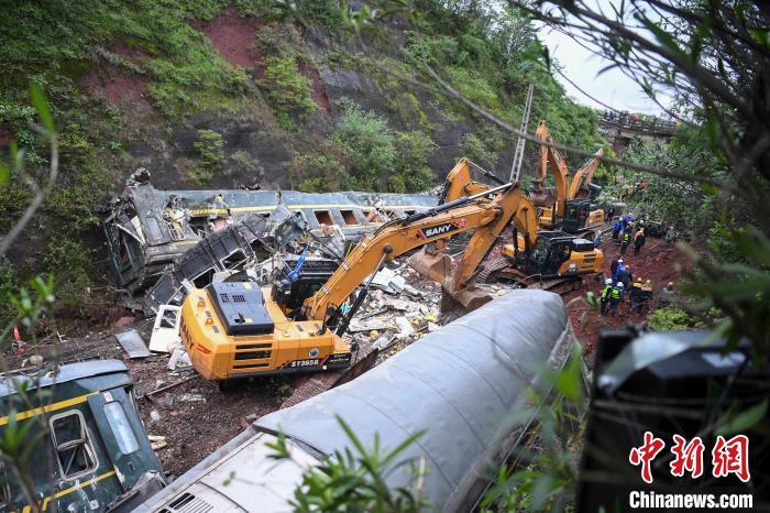 河南山体滑塌致铁路线路被埋事件，灾难反思与应对策略