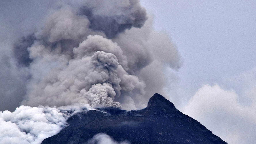 印尼火山喷发致旅游危机，多名中国游客滞留巴厘岛