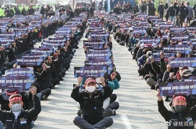 首尔万人集会，呼吁尹锡悦下台，民众呼声高涨