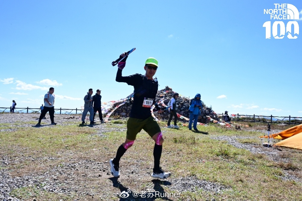 女子穿板鞋爬山归途意外惊吓体验