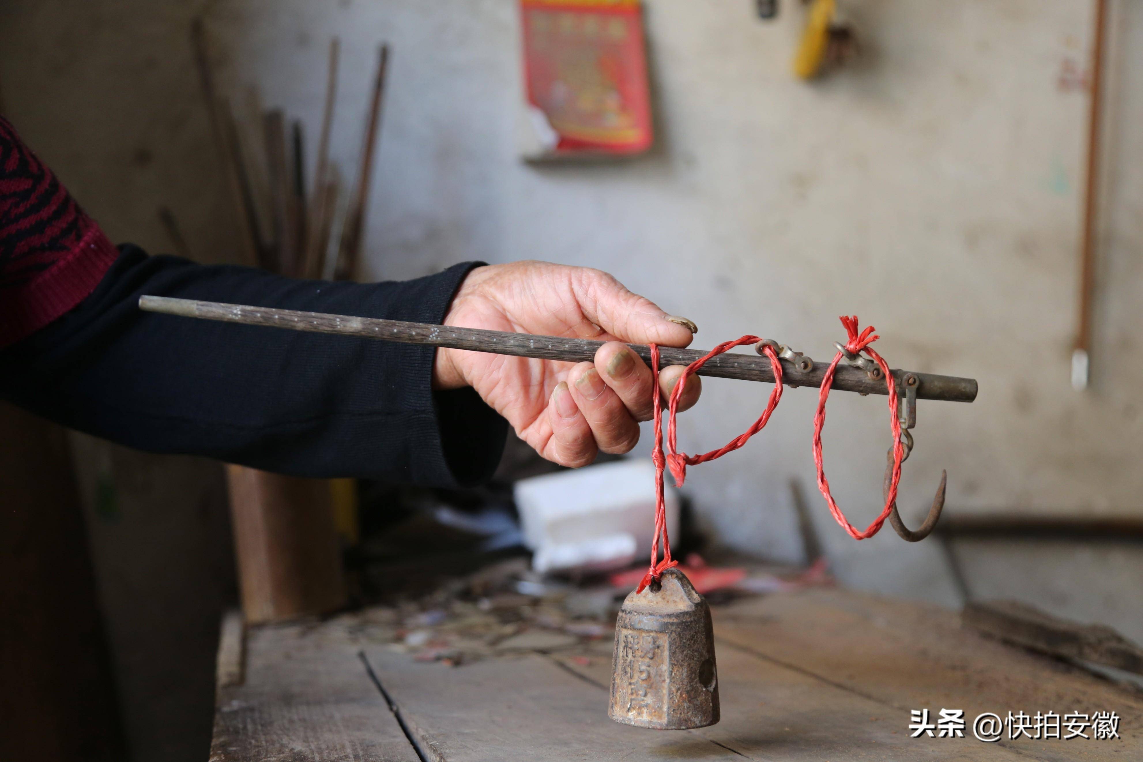 八旬老人匠心独运，历时十五天自制十二生肖长秤，长达二点四米