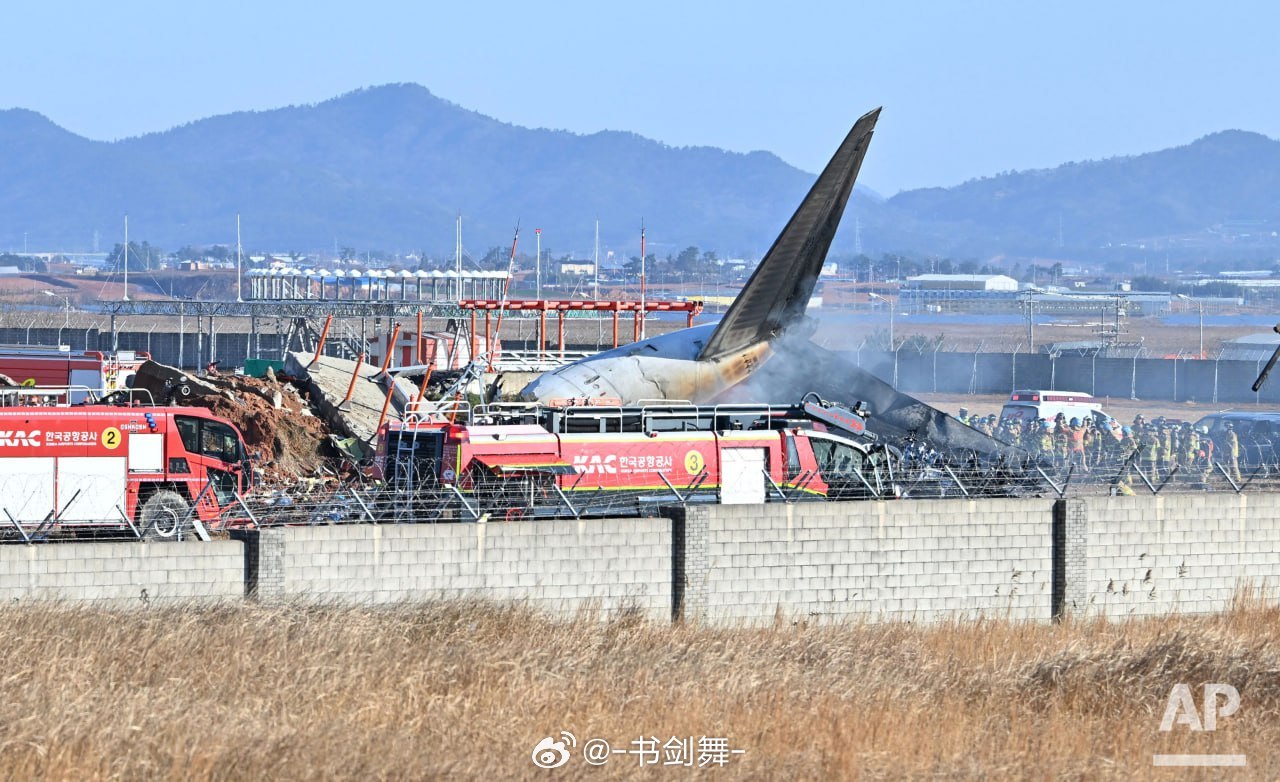 韩国飞机降落起火事件，181人紧急撤离纪实