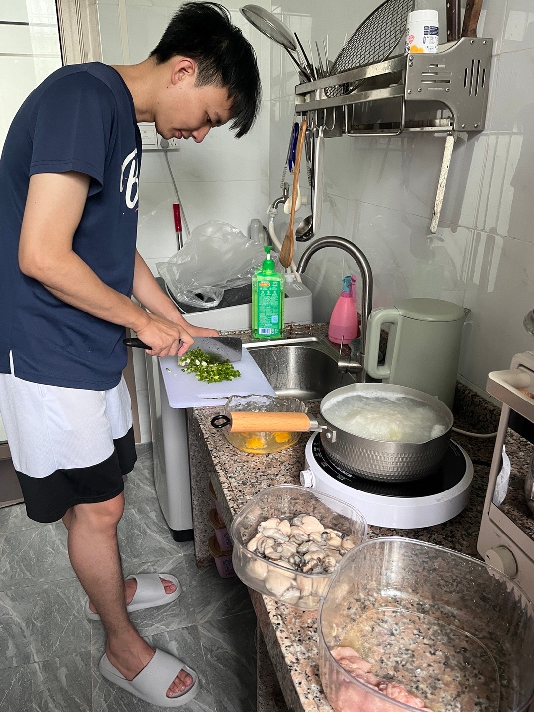 男子午休坚持为妻子做饭，平凡举动铸就爱情，荣获温馨家庭奖称号